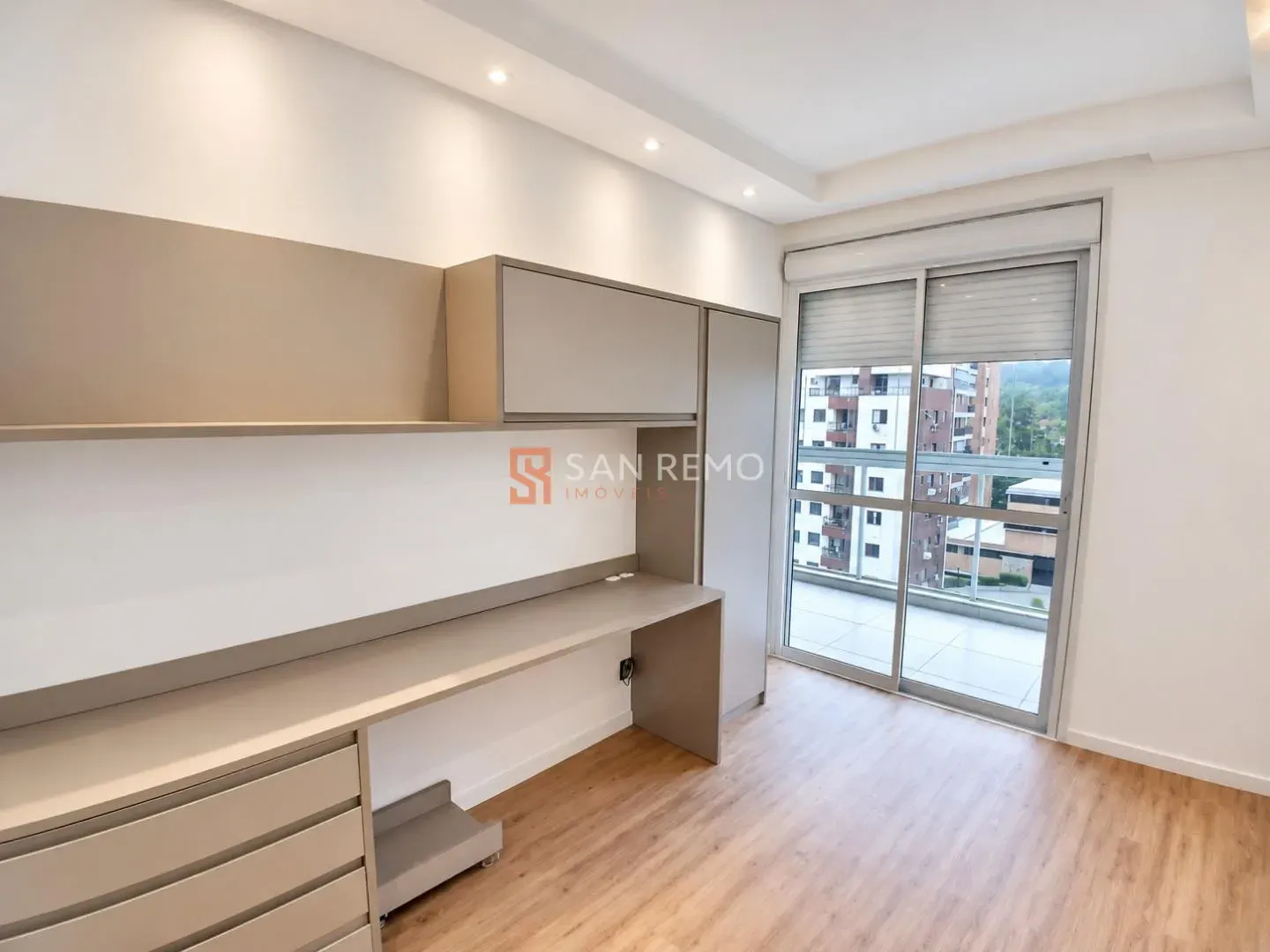 Glass-enclosed balcony in a 3-bedroom apartment, 120 m² — photo 5