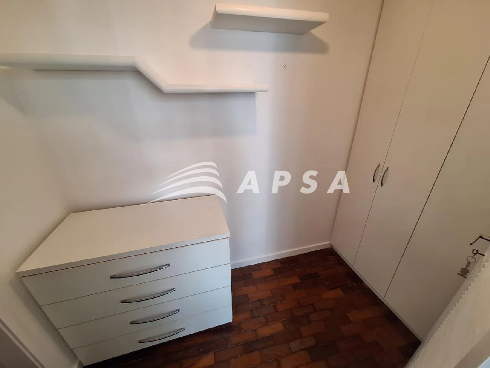 Walk-in closet in a 2-bedroom apartment, 90 m² — photo 14