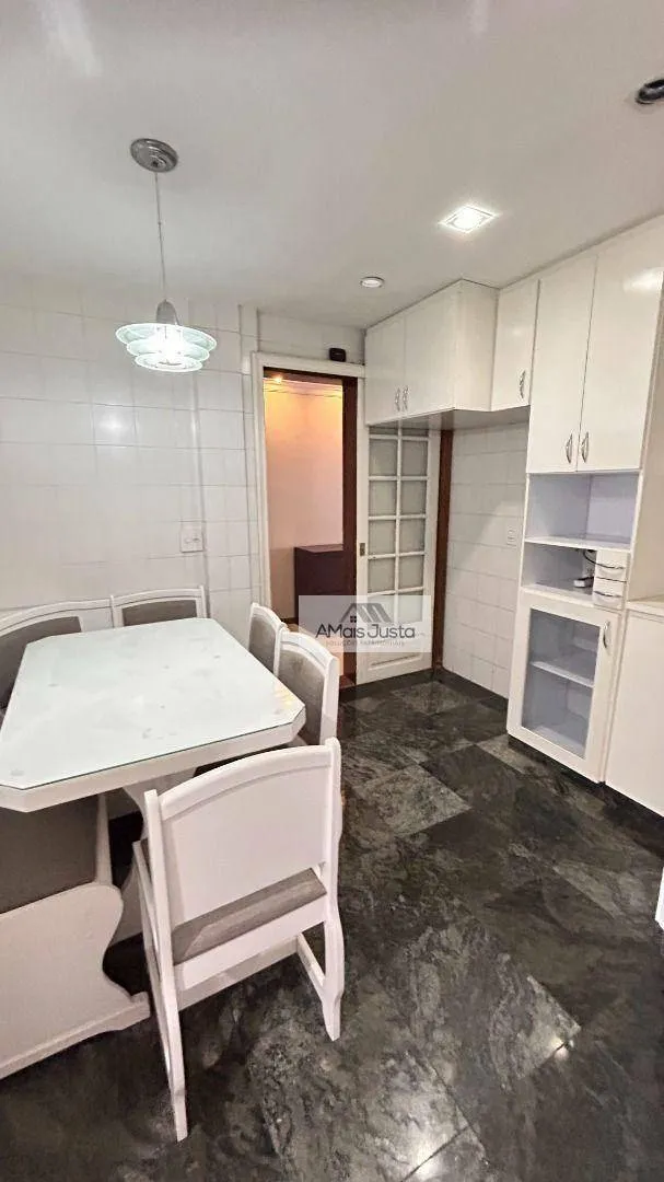 4-bedroom apartment in a building with a pool — photo 44