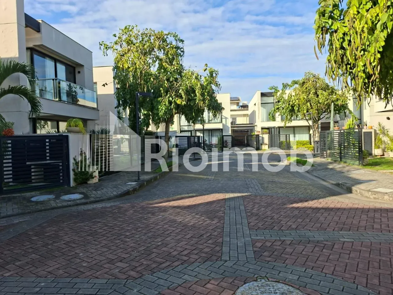 House with 4 bedrooms and 3 bathrooms, balcony grill — photo 14