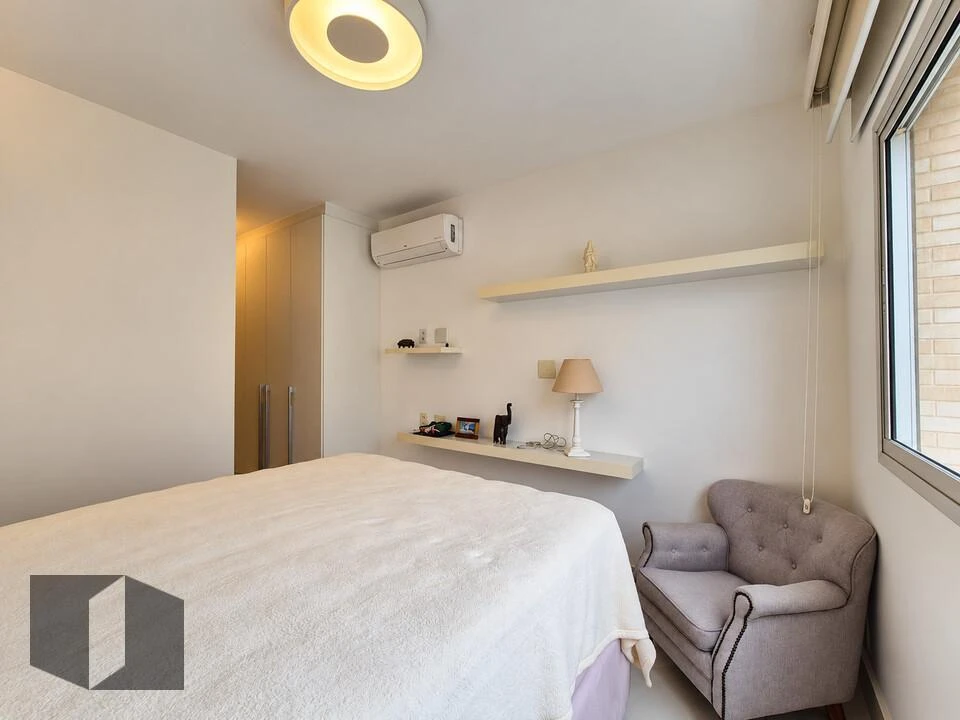 Bathtub in a 4-bedroom apartment, 226 m² — photo 15
