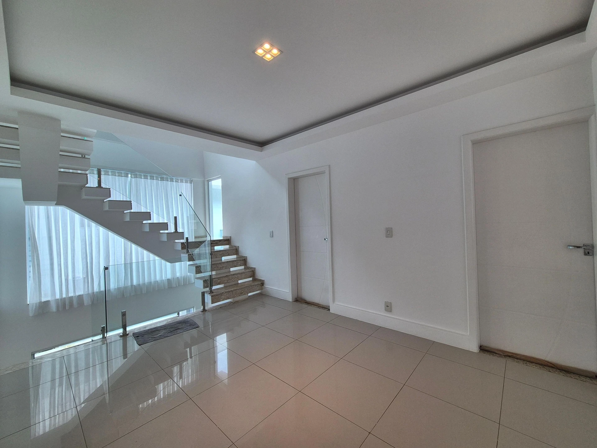 5-bedroom house with floor-to-ceiling windows — photo 32