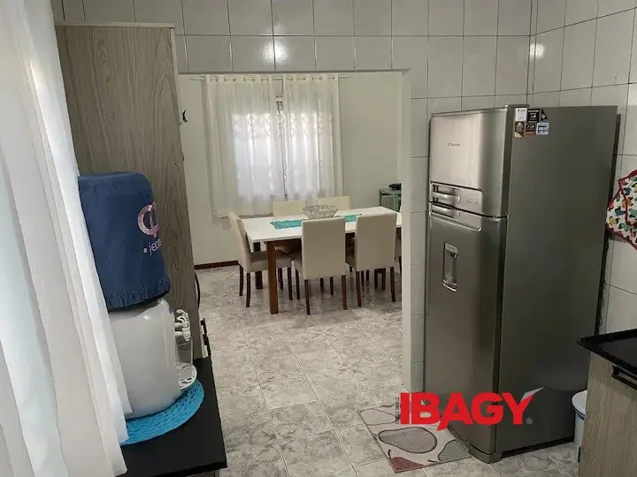 3-bedroom house with a water view in Florianópolis — photo 17