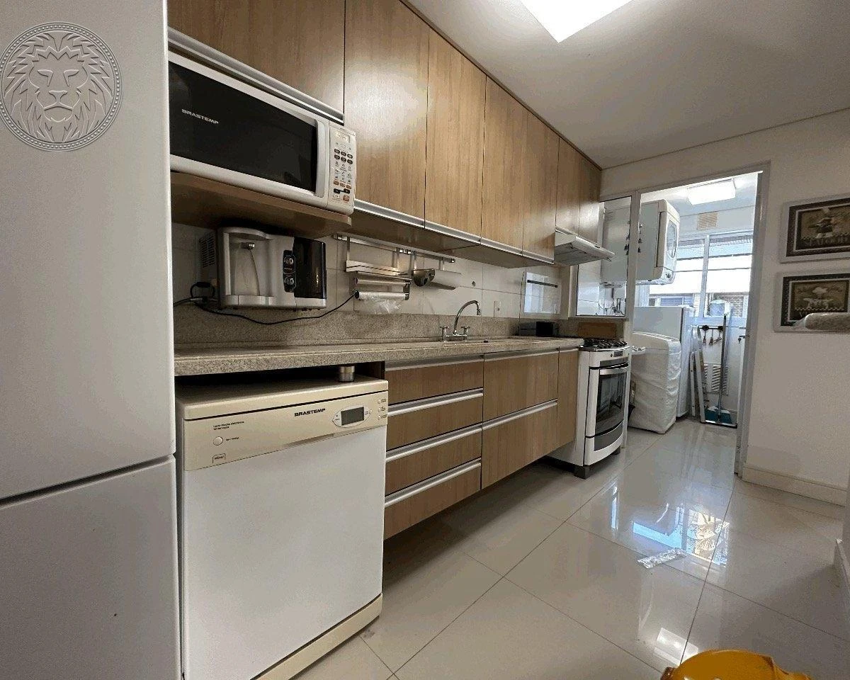 Balcony with a grill in a 2-bedroom apartment, 91 m² — photo 13