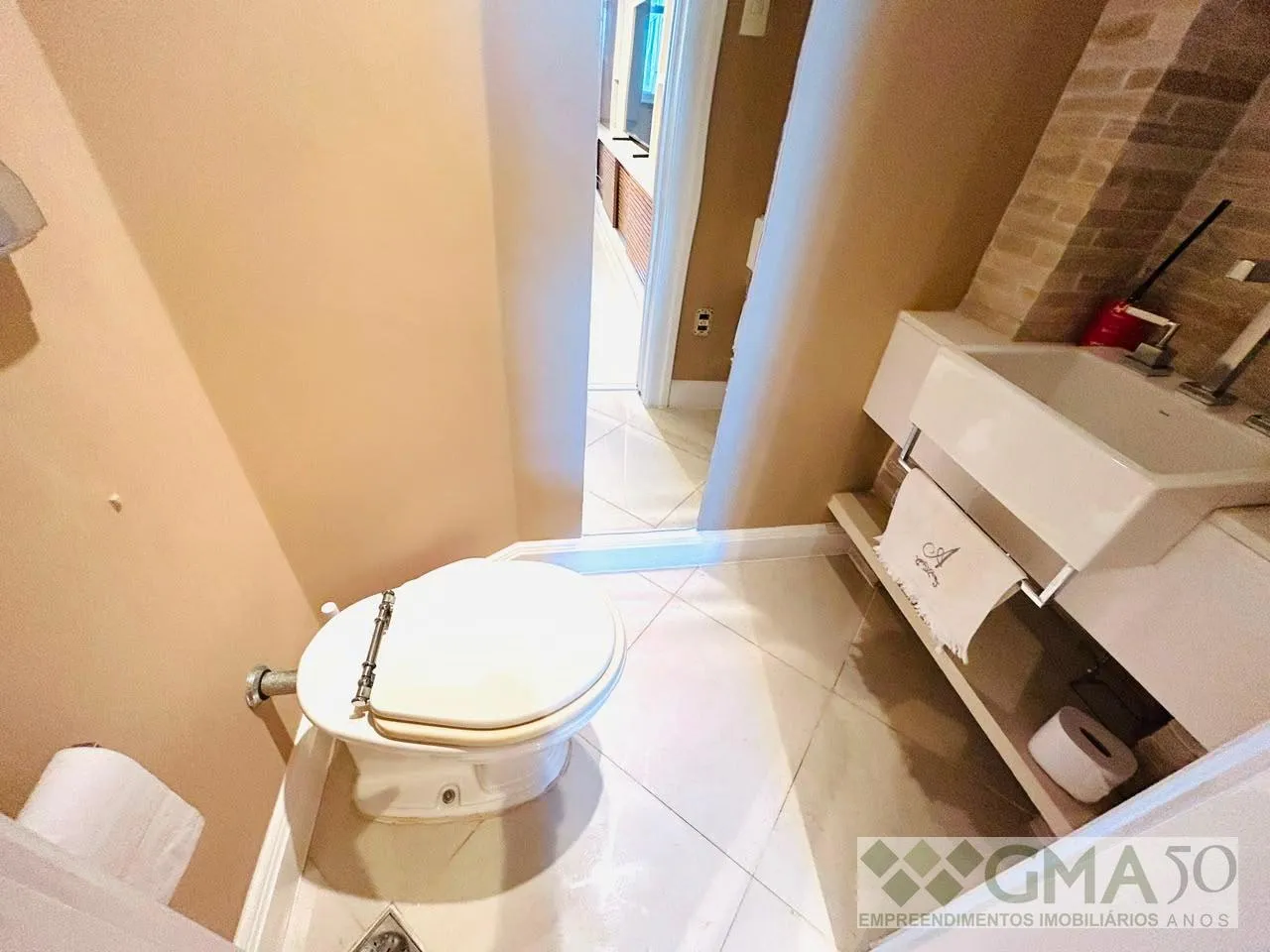 Apartamento com cozinha fechada e fogão a gás — photo 23