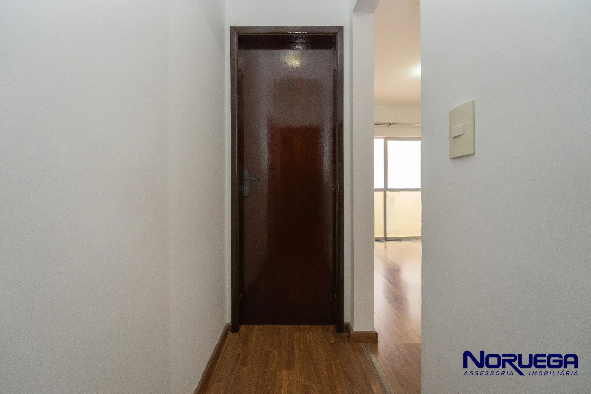 Wood or laminate floors in a 2-bedroom apartment, 103 m² — photo 26