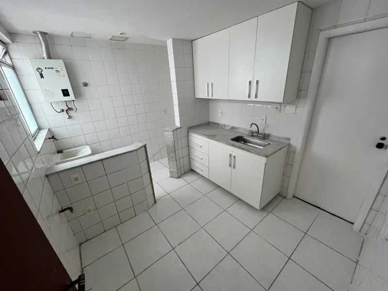 3-bedroom apartment in a building with a pool — photo 11