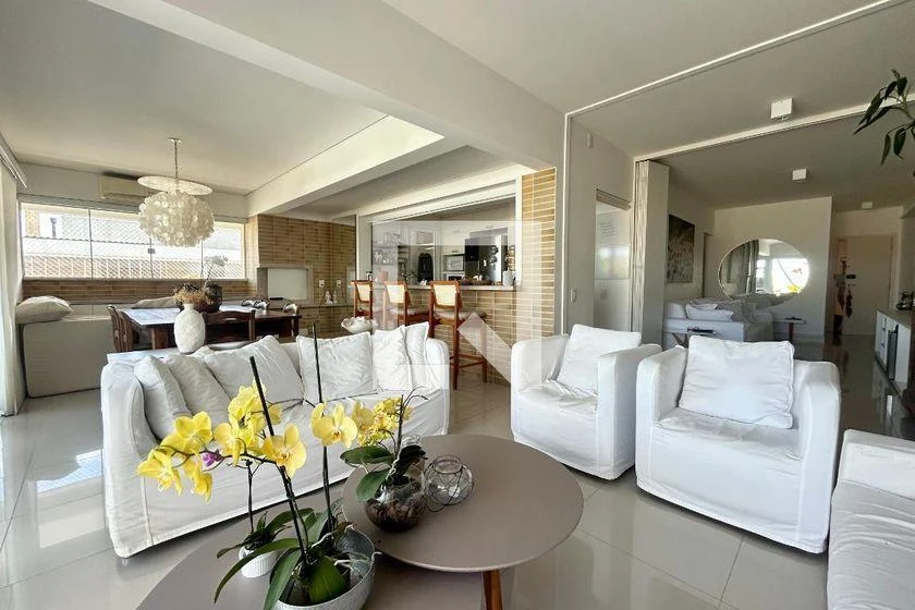 Furnished apartment, 196 m², with a glass-enclosed balcony — photo 16