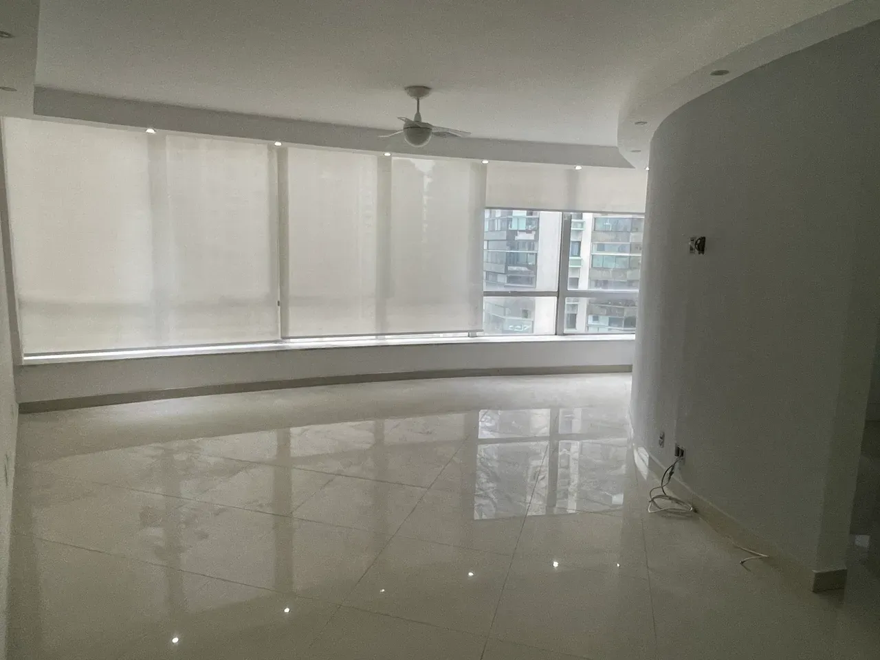 Unfurnished apartment with floor to ceiling windows — photo 15