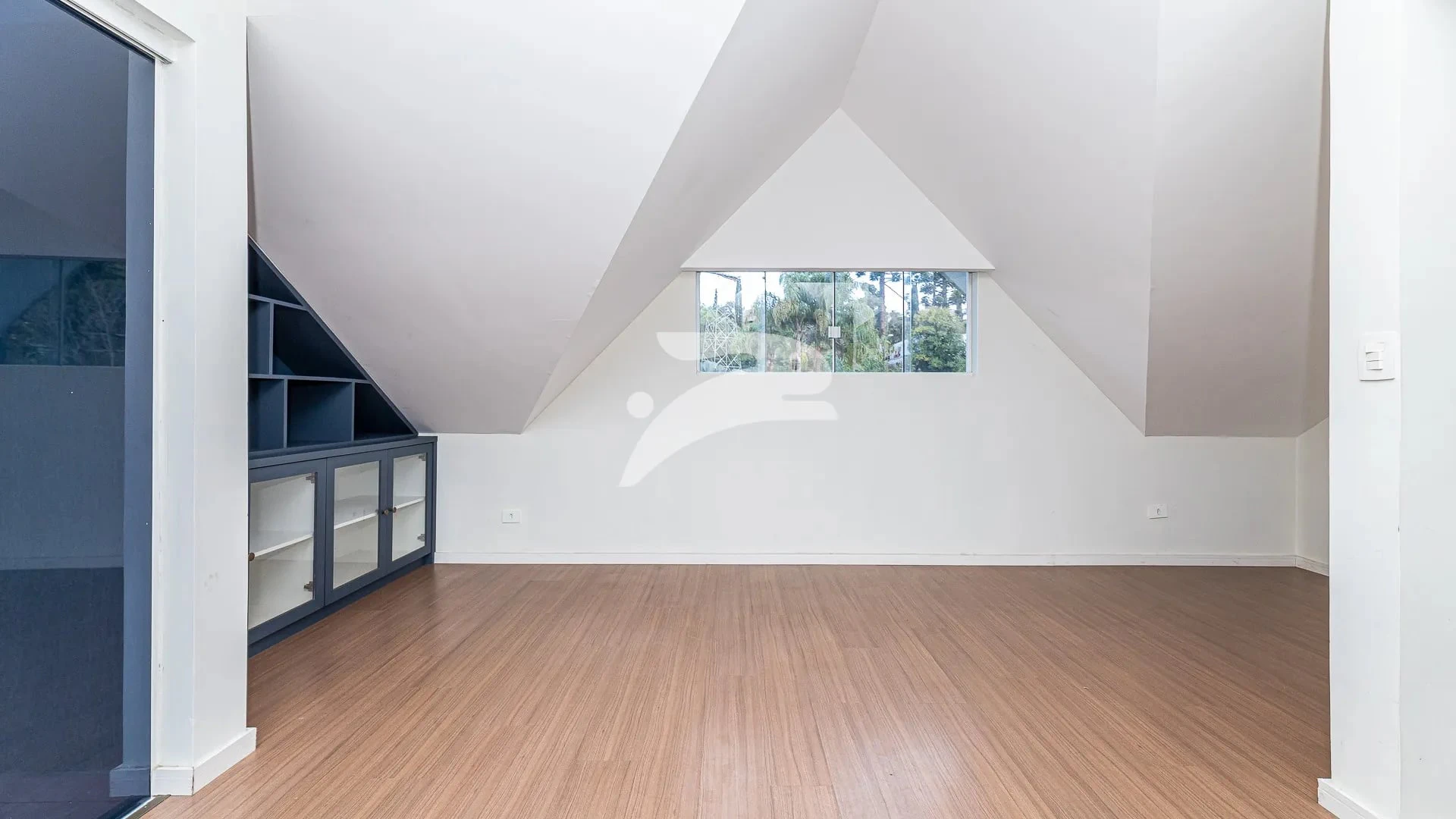 Balcony with a grill in a 3-bedroom house, 168 m² — photo 21