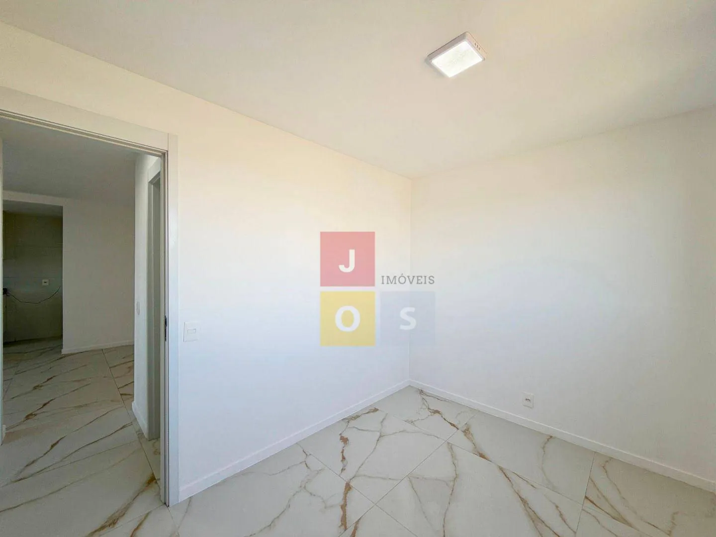 80 m² apartment with 2 bedrooms and a glass balcony — photo 3