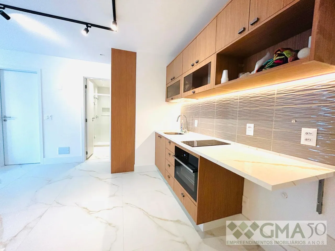 Unfurnished 1-bedroom apartment with open-plan kitchen — photo 12