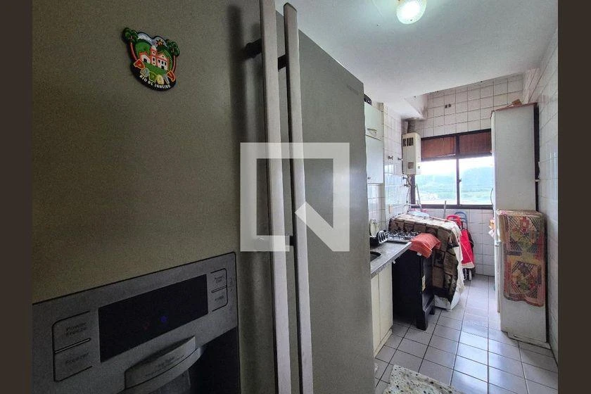 Furnished 3-bedroom apartment with glass balcony — photo 8