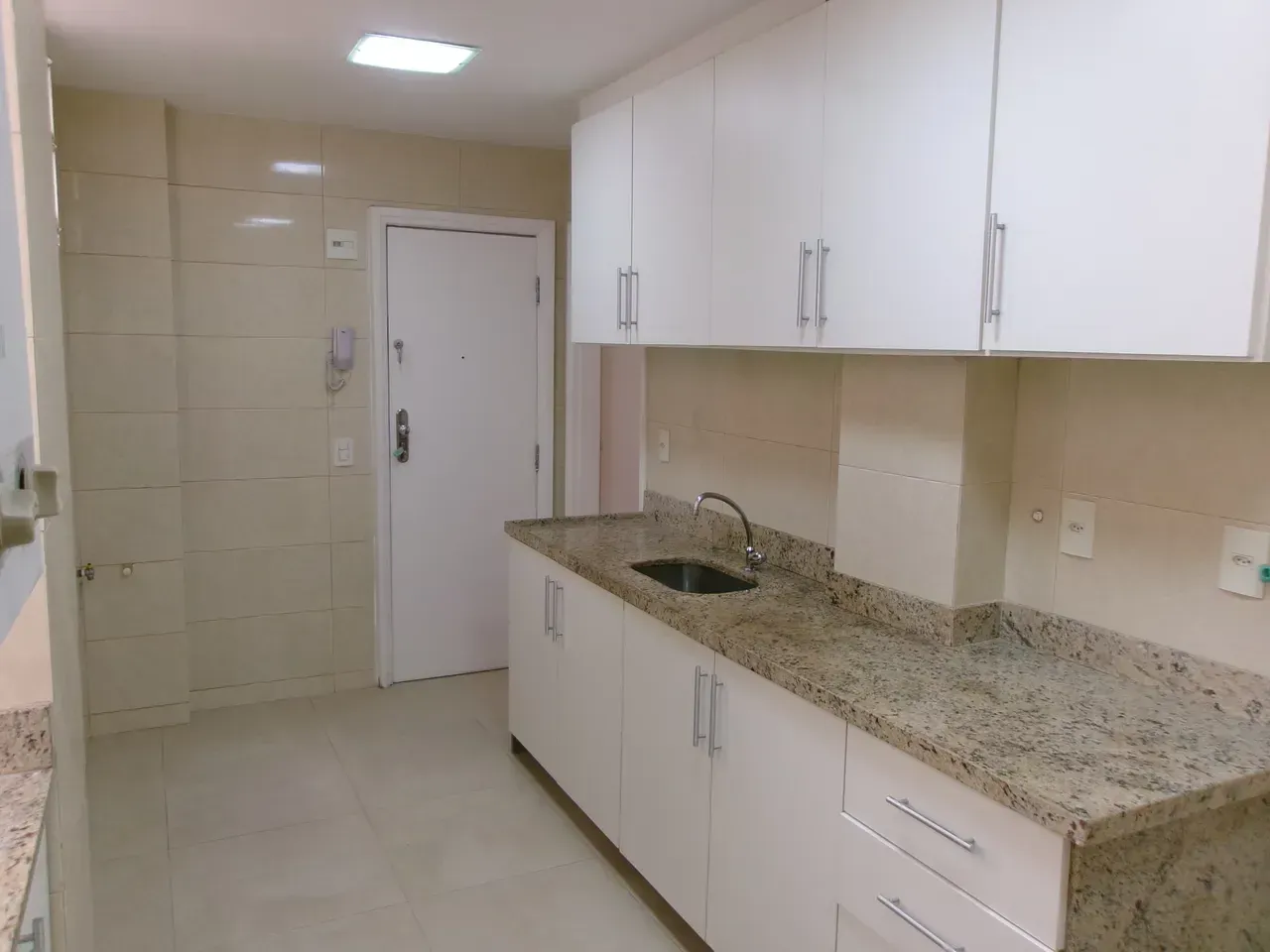 2-bedroom apartment with wood or laminate floors — photo 12