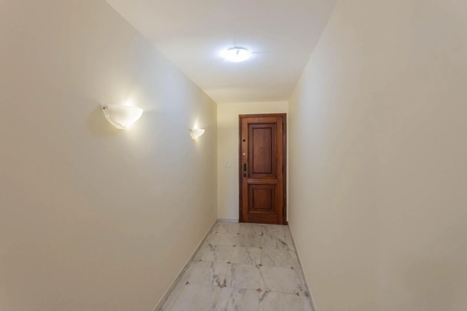 Balcony with a grill in a 3-bedroom apartment, 135 m² — photo 59