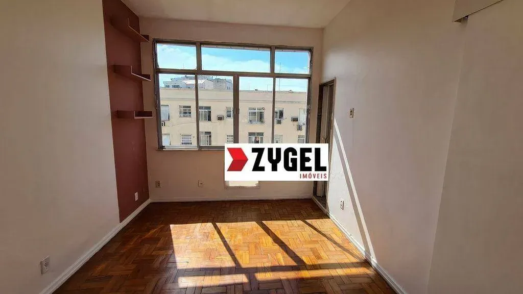 Apartamento de 1 quarto com piso de madeira ou laminado — photo 16