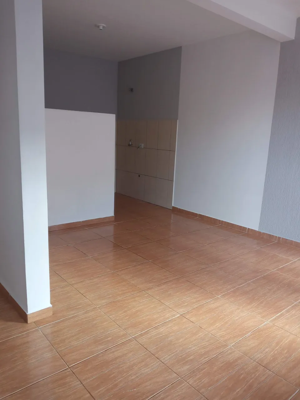 Unfurnished 2-bedroom apartment with glass shower — photo 9