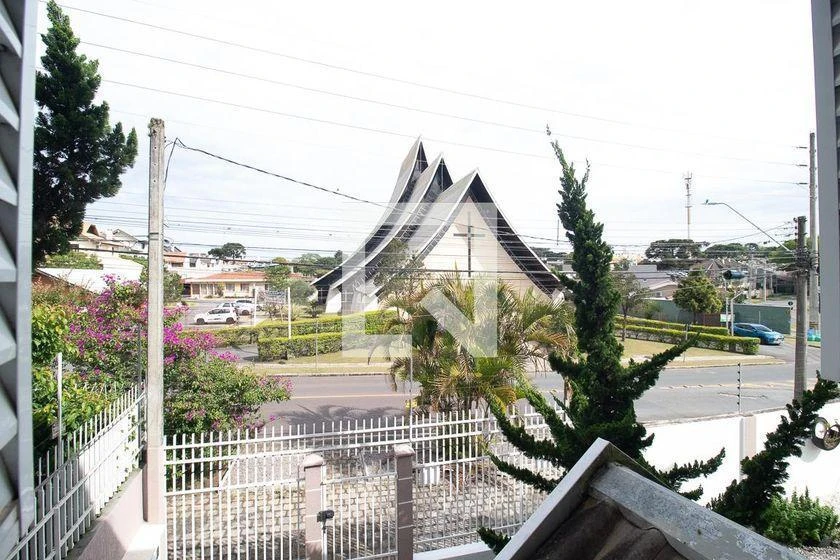 3-bedroom house with a glass-enclosed balcony — photo 3