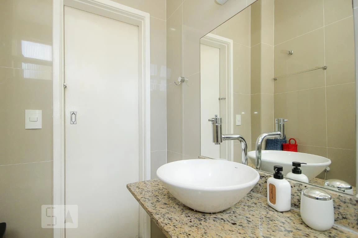Furnished 2-bedroom apartment with laundry area — photo 2