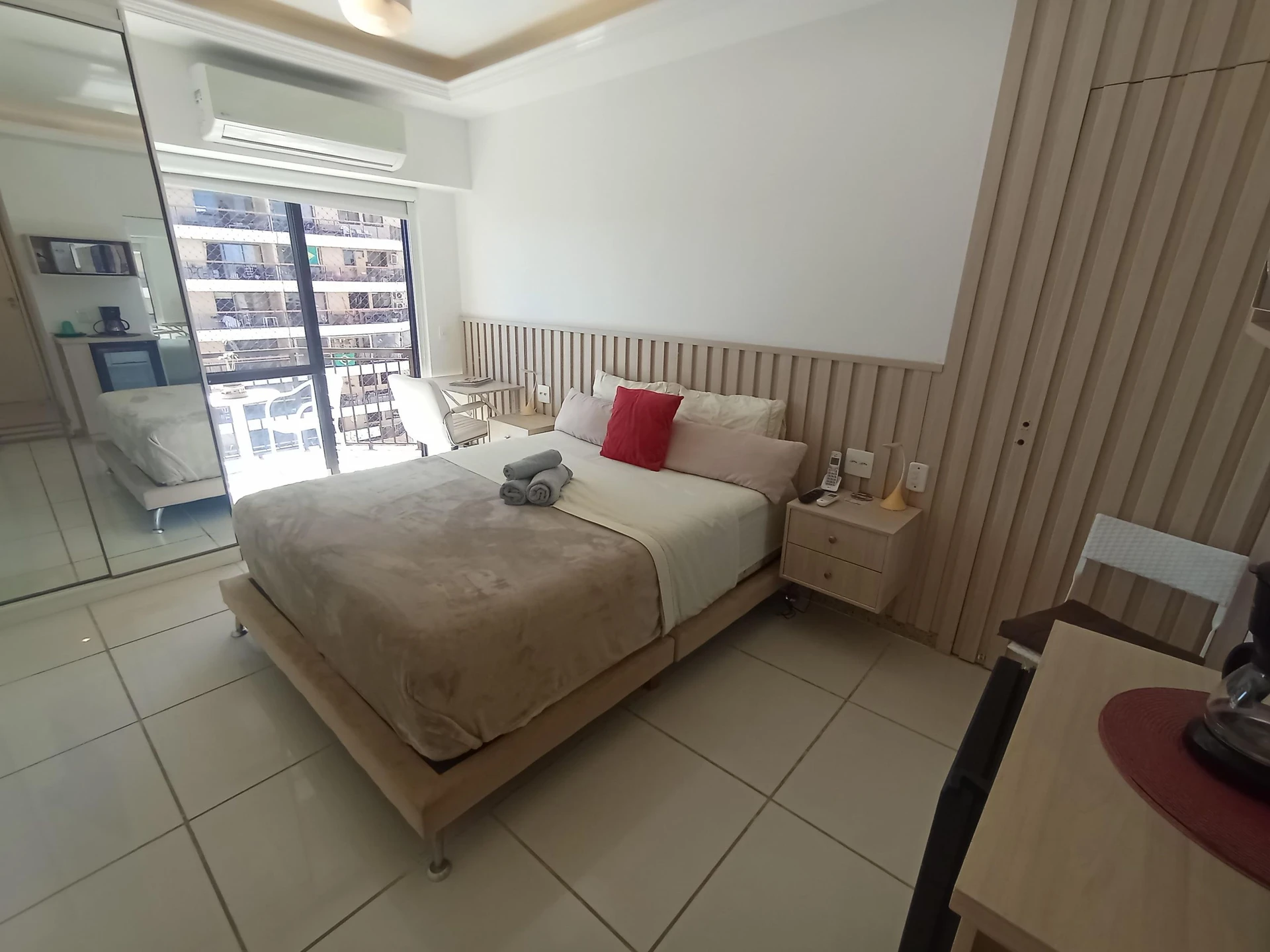 Estudio sin amueblar con balcón y 1 dormitorio en suite — photo 3