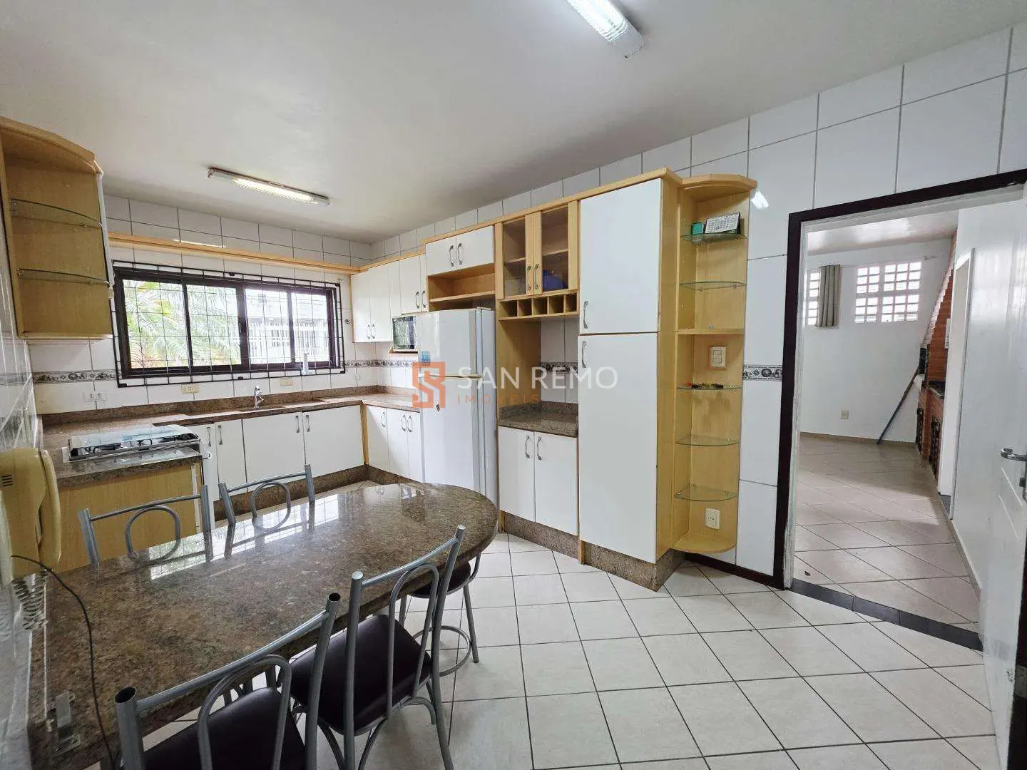Casa con 4 dormitorios, 1 suite y 3 baños