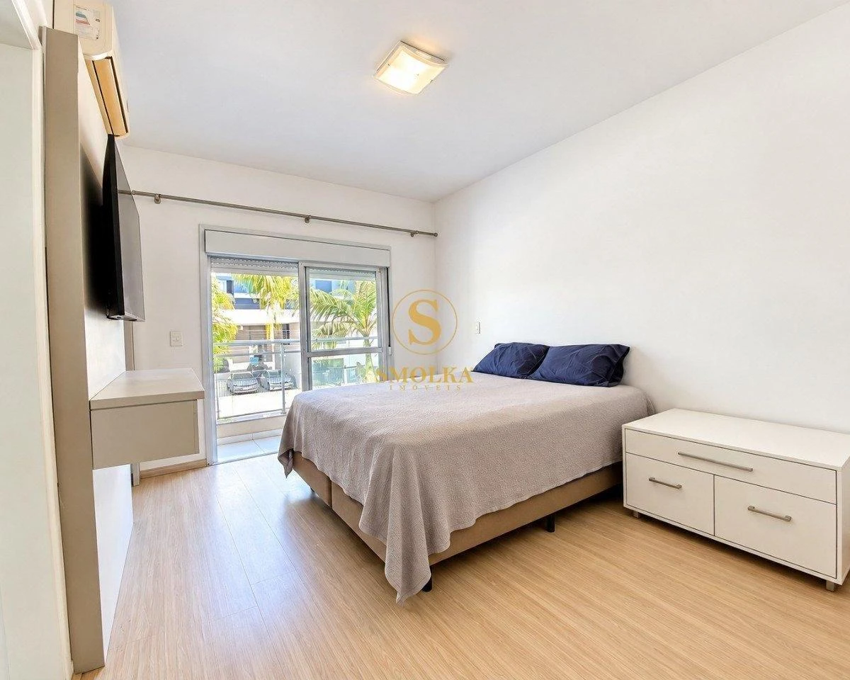 3-bedroom house with a walk-in closet in Florianópolis — photo 15