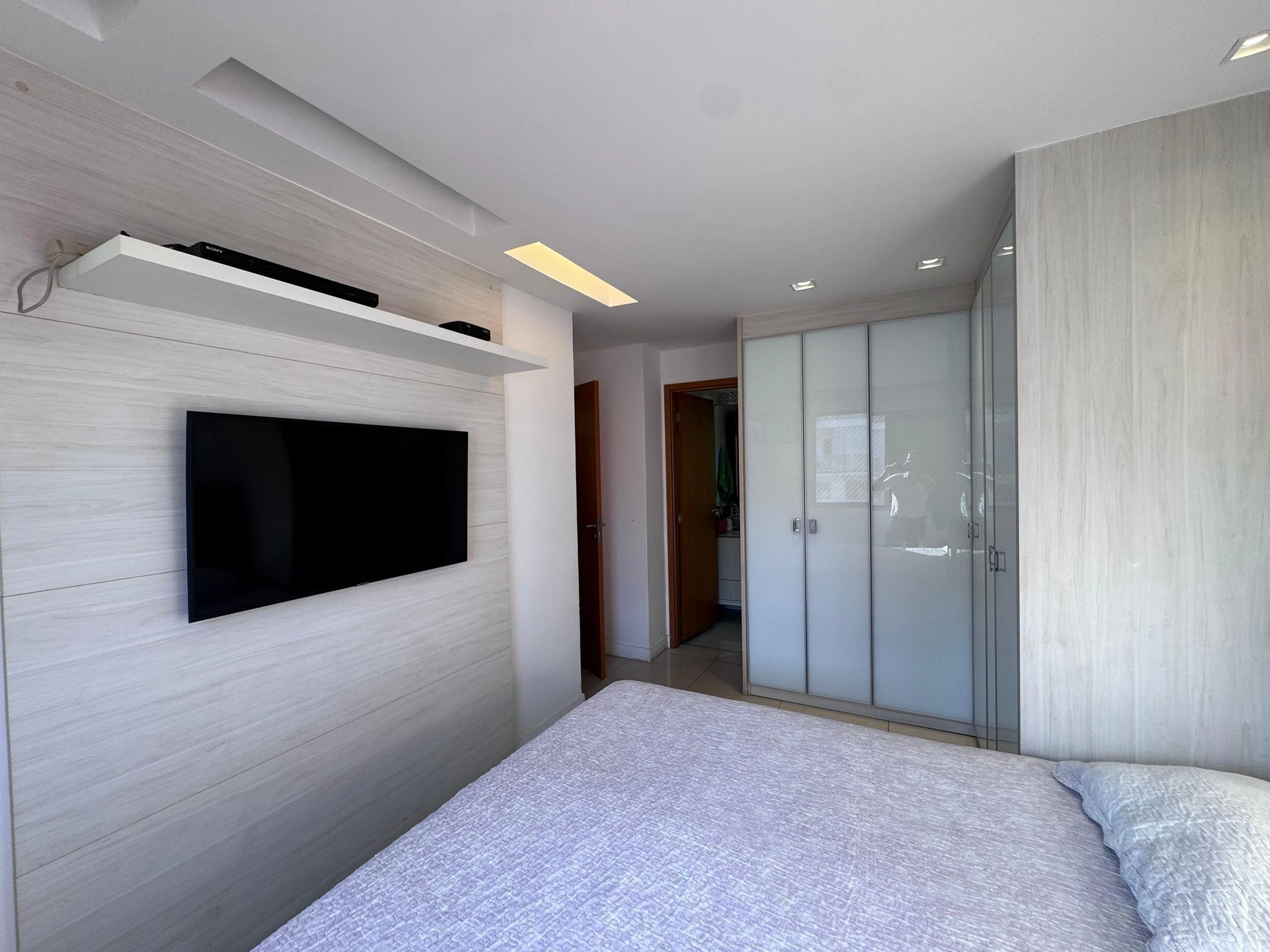 4-bedroom apartment with a glass-enclosed balcony — photo 10