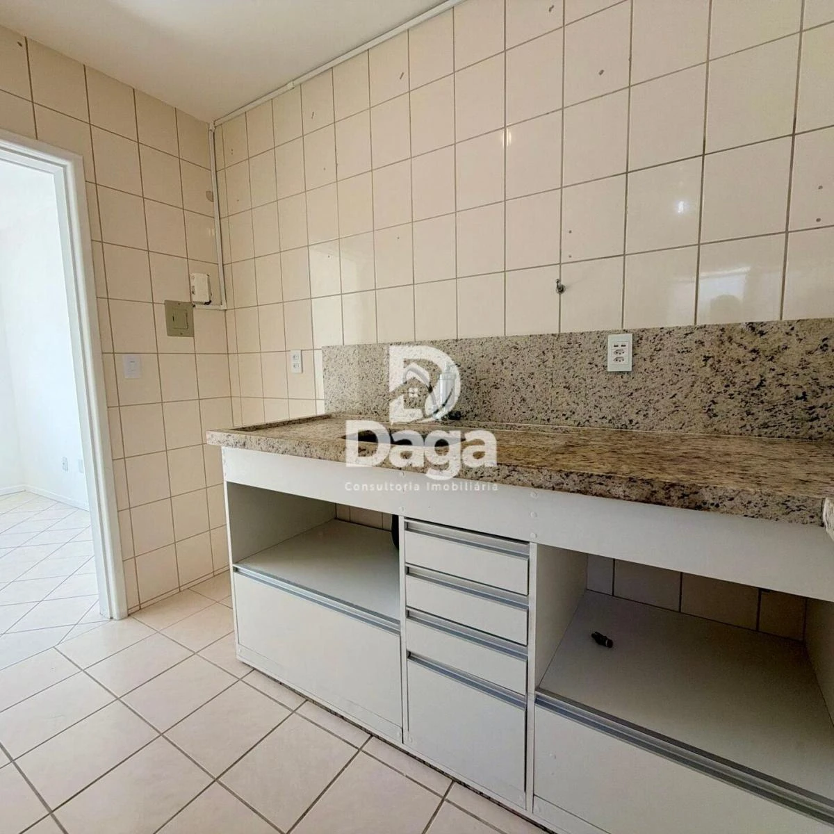 2-bedroom apartment with a separate kitchen and parking — photo 2