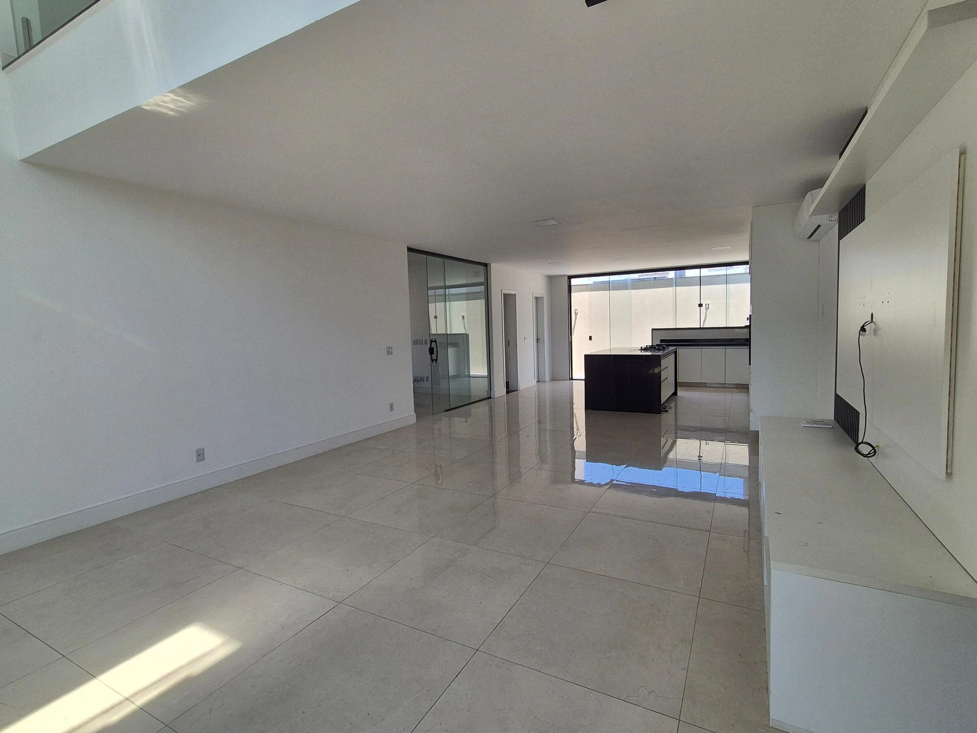 4-bedroom house with a glass-enclosed balcony — photo 20