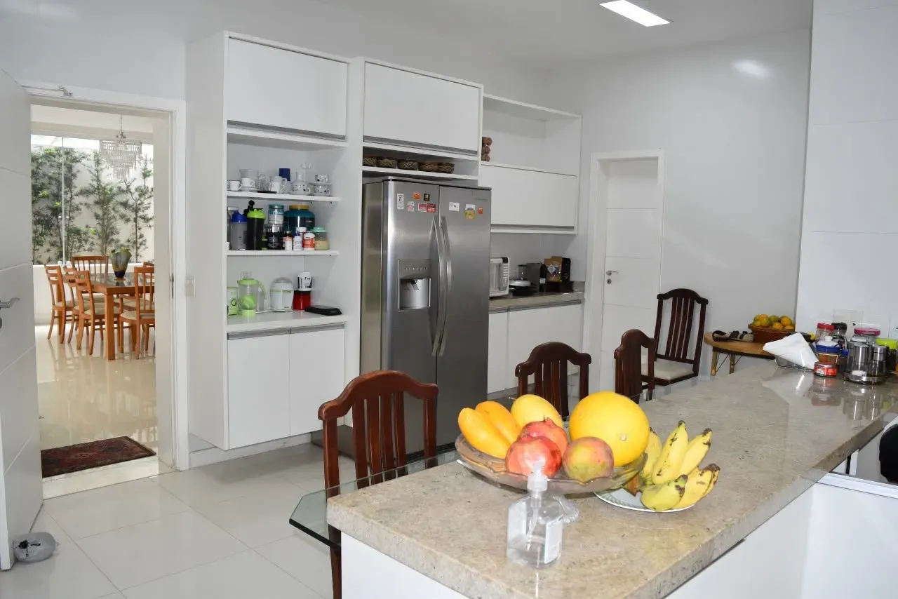 600 m² house with a private pool and a bathtub — photo 17