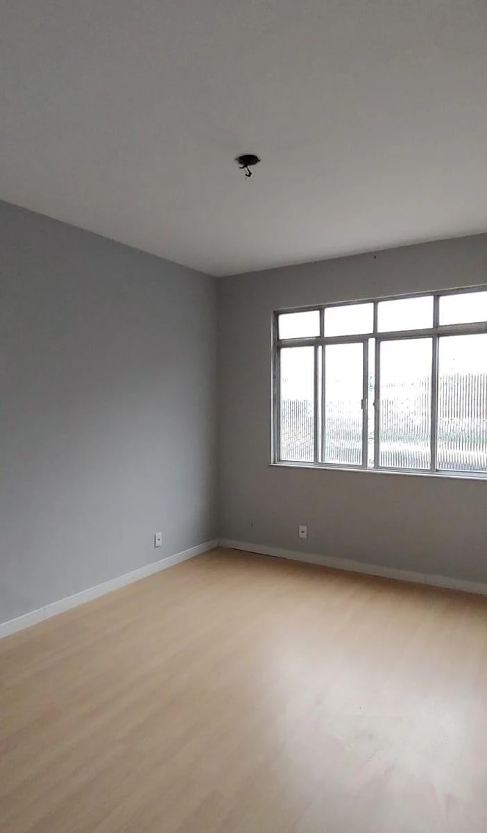 1-bedroom apartment with a closed kitchen and cabinetry — photo 4