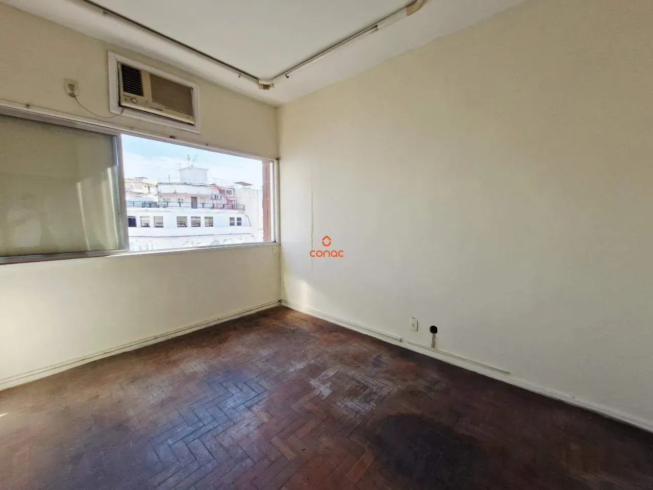 Apartamento de 1 quarto com piso de madeira ou laminado — photo 14