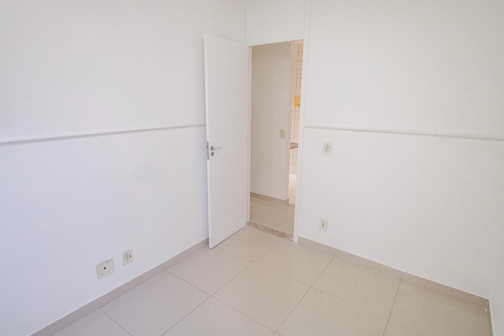 Unfurnished 2-bedroom apartment with 1 bathroom and parking — photo 13