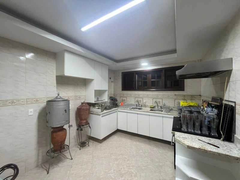 Balcony with a grill in a 4-bedroom house, 420 m² — photo 23