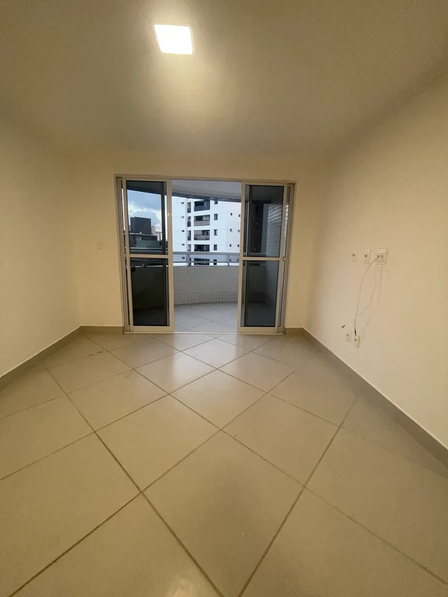 Glass-enclosed balcony in a 4-bedroom apartment, 115 m² — photo 15