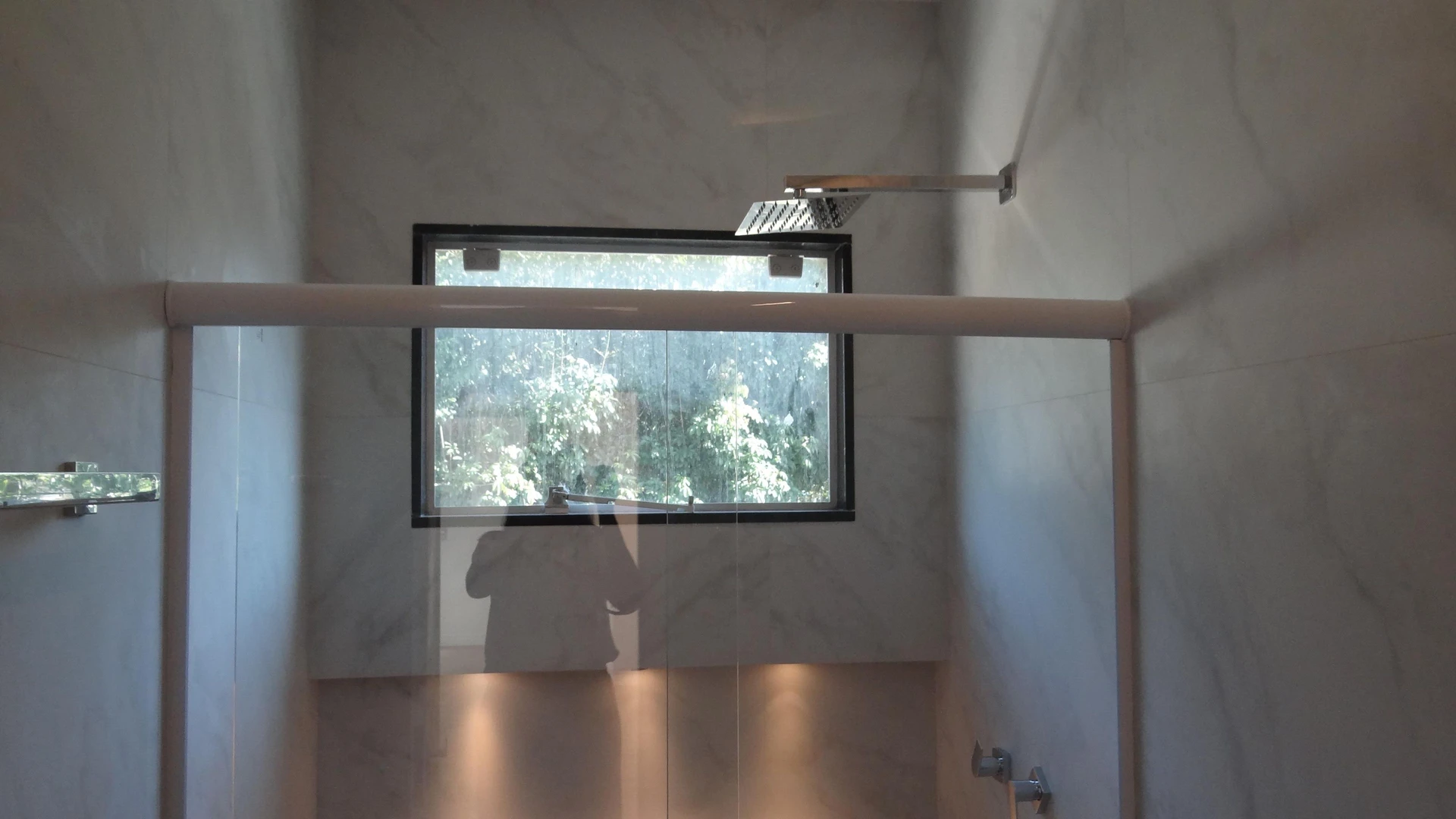 Casa de 384 m² com janelas do piso ao teto e varanda gourmet — photo 133