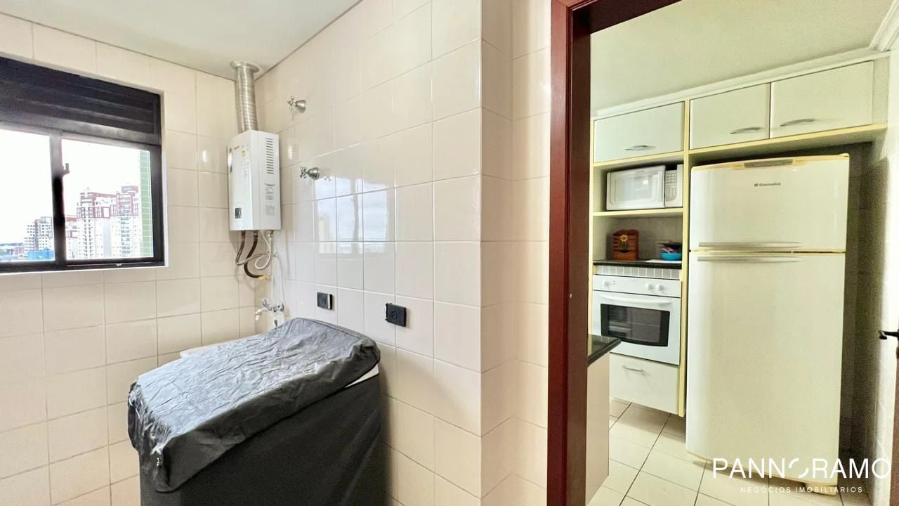 Walk-in closet in a 3-bedroom apartment, 186 m² — photo 12