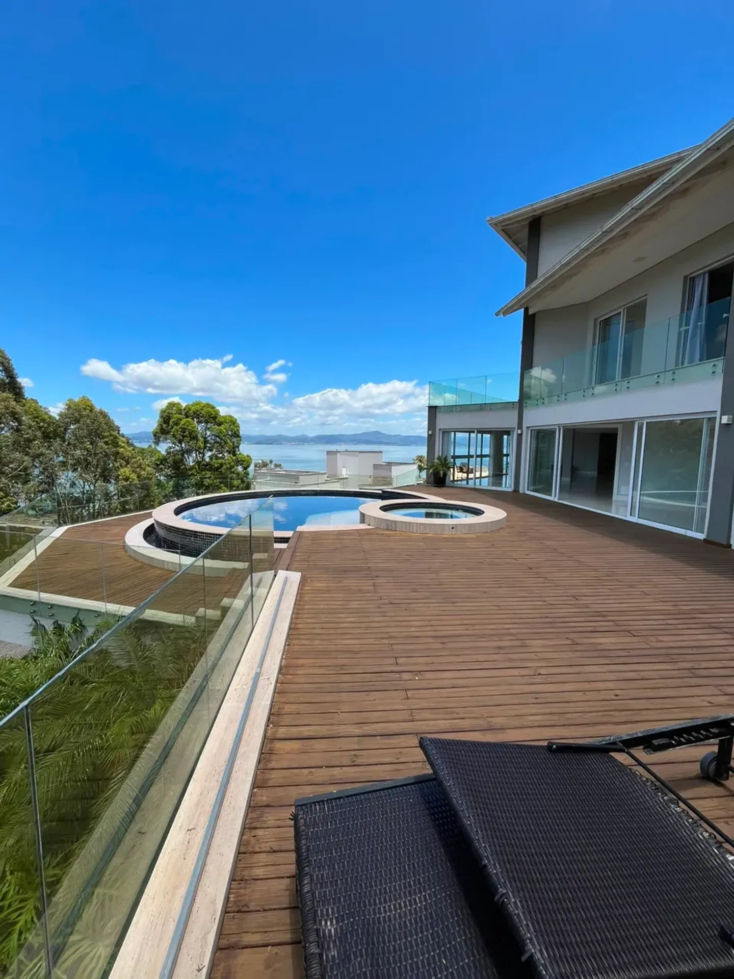 Casa de 1000 m² con vista al agua y chimenea — photo 17