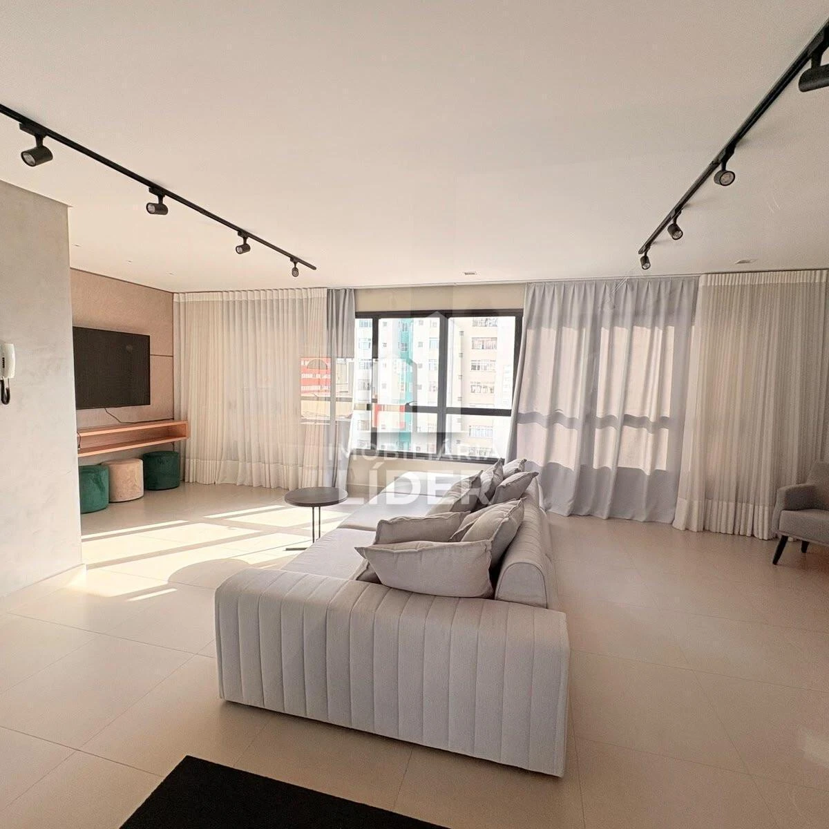 One-bedroom apartment in a building with a coworking space — photo 13