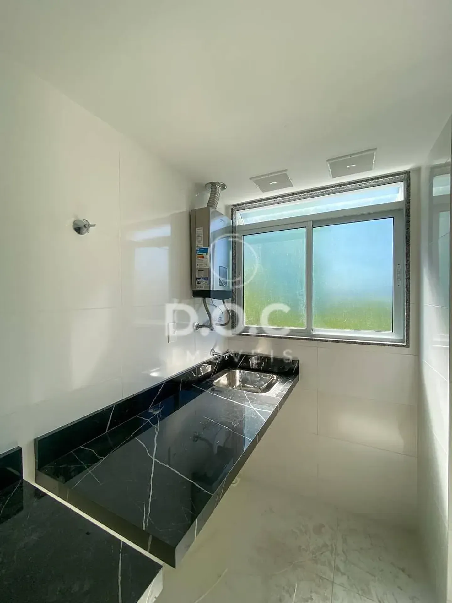 Balcony with a grill in a 2-bedroom apartment, 70 m² — photo 23