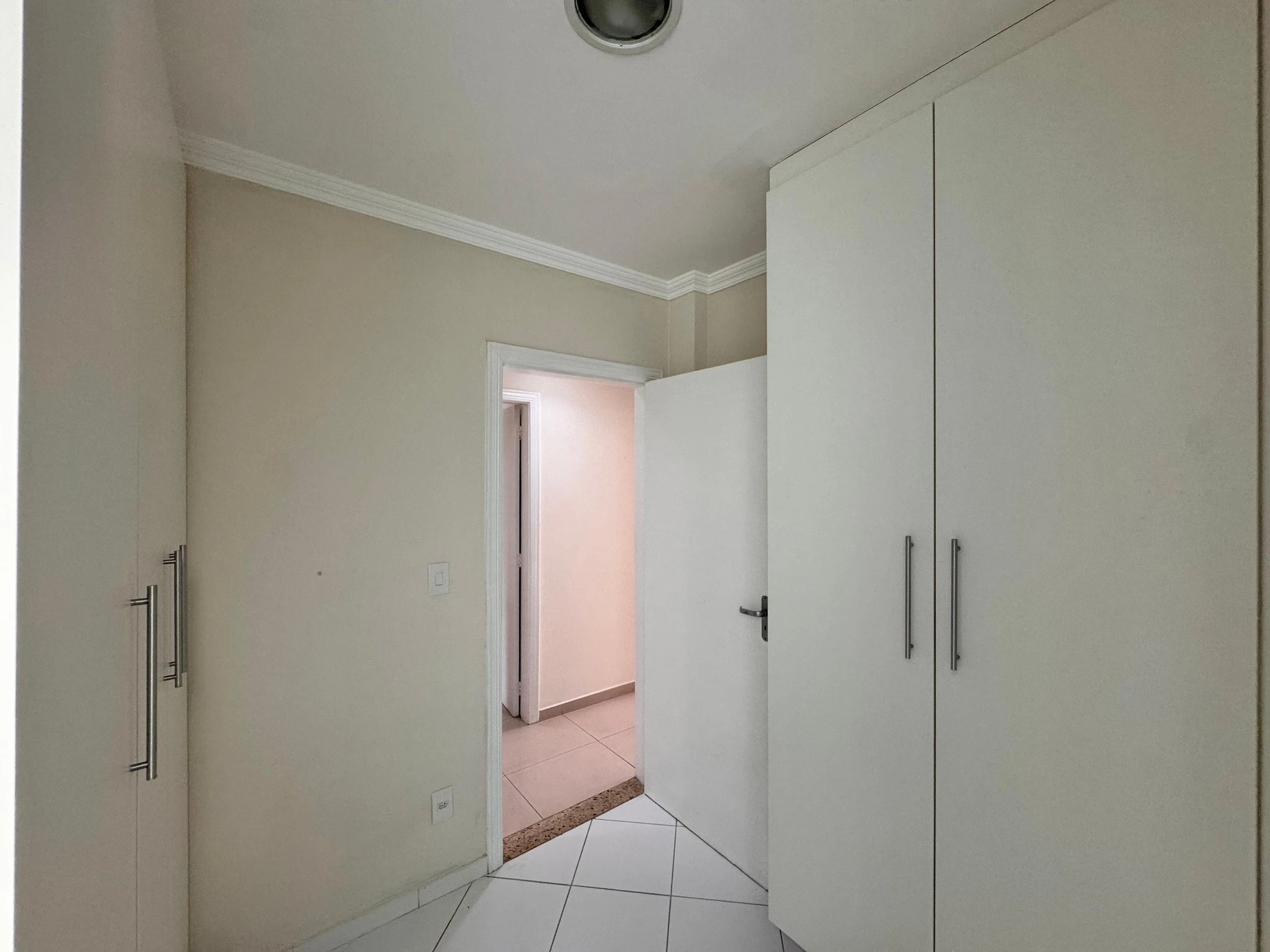 Unfurnished 3-bedroom apartment with a glassed balcony — photo 37