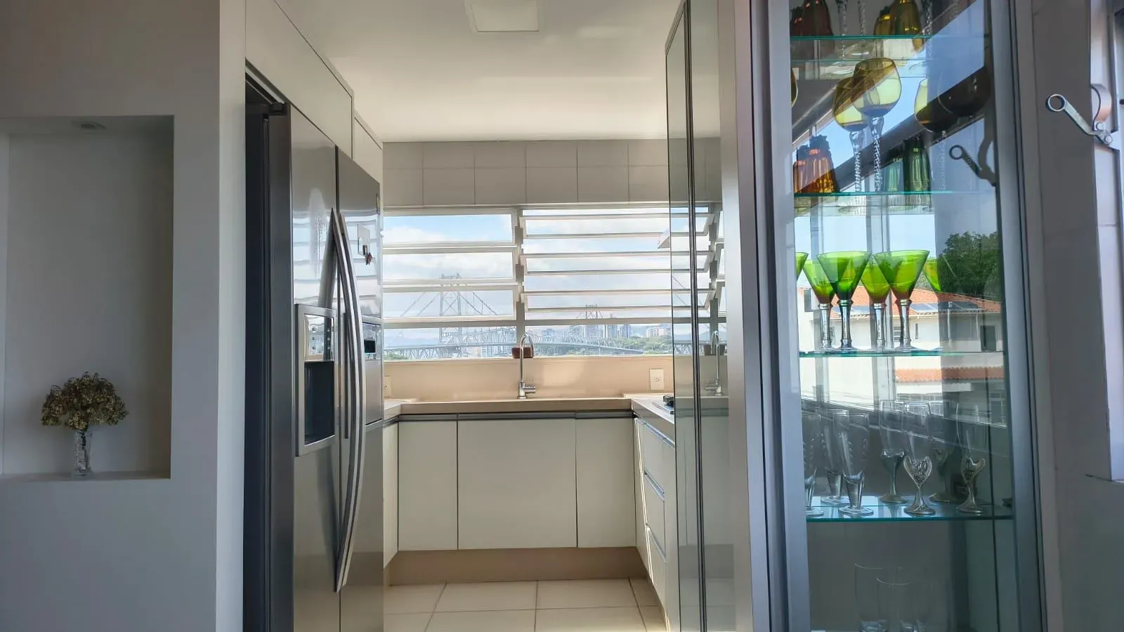 2-bedroom house with a water view in Florianópolis — photo 6