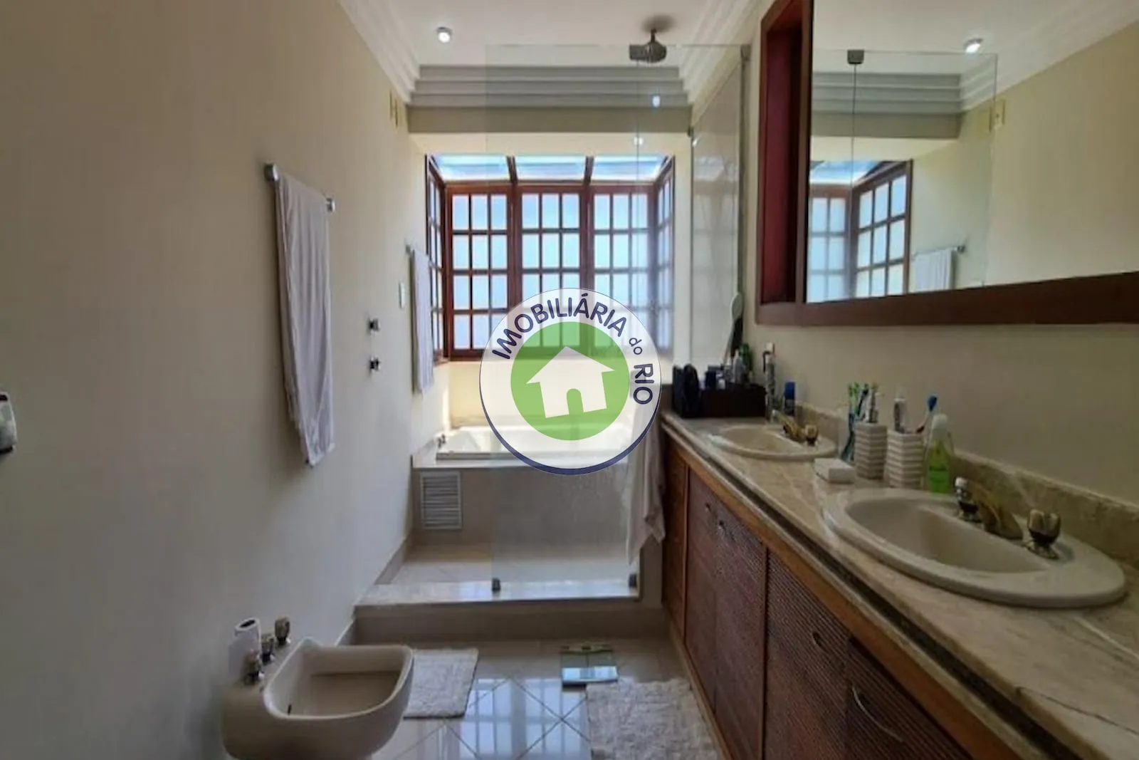 House with a balcony, 5 bedrooms and 5 bathrooms — photo 38