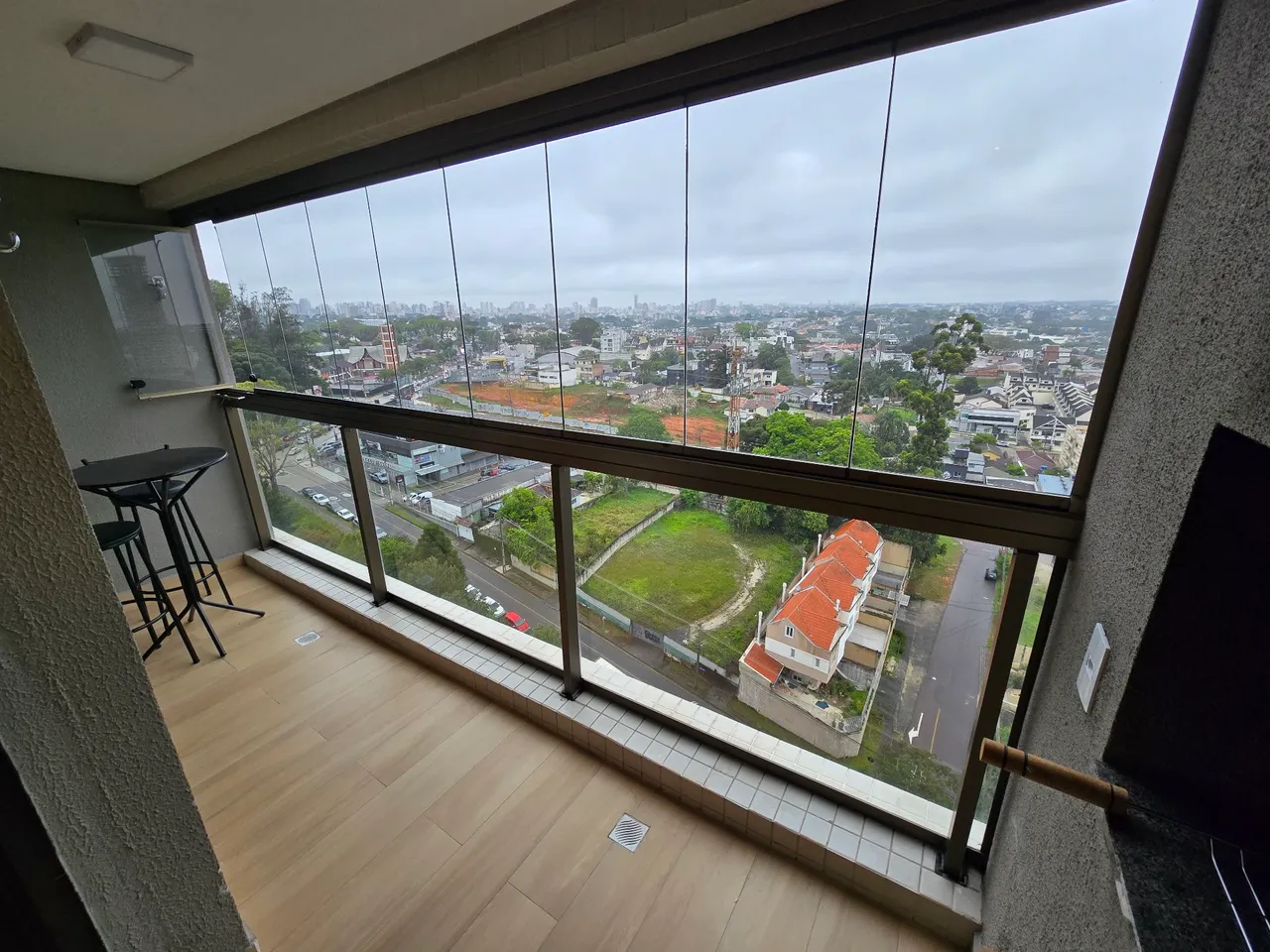 Glass-enclosed balcony in a one-bedroom apartment, 42 m² — photo 11