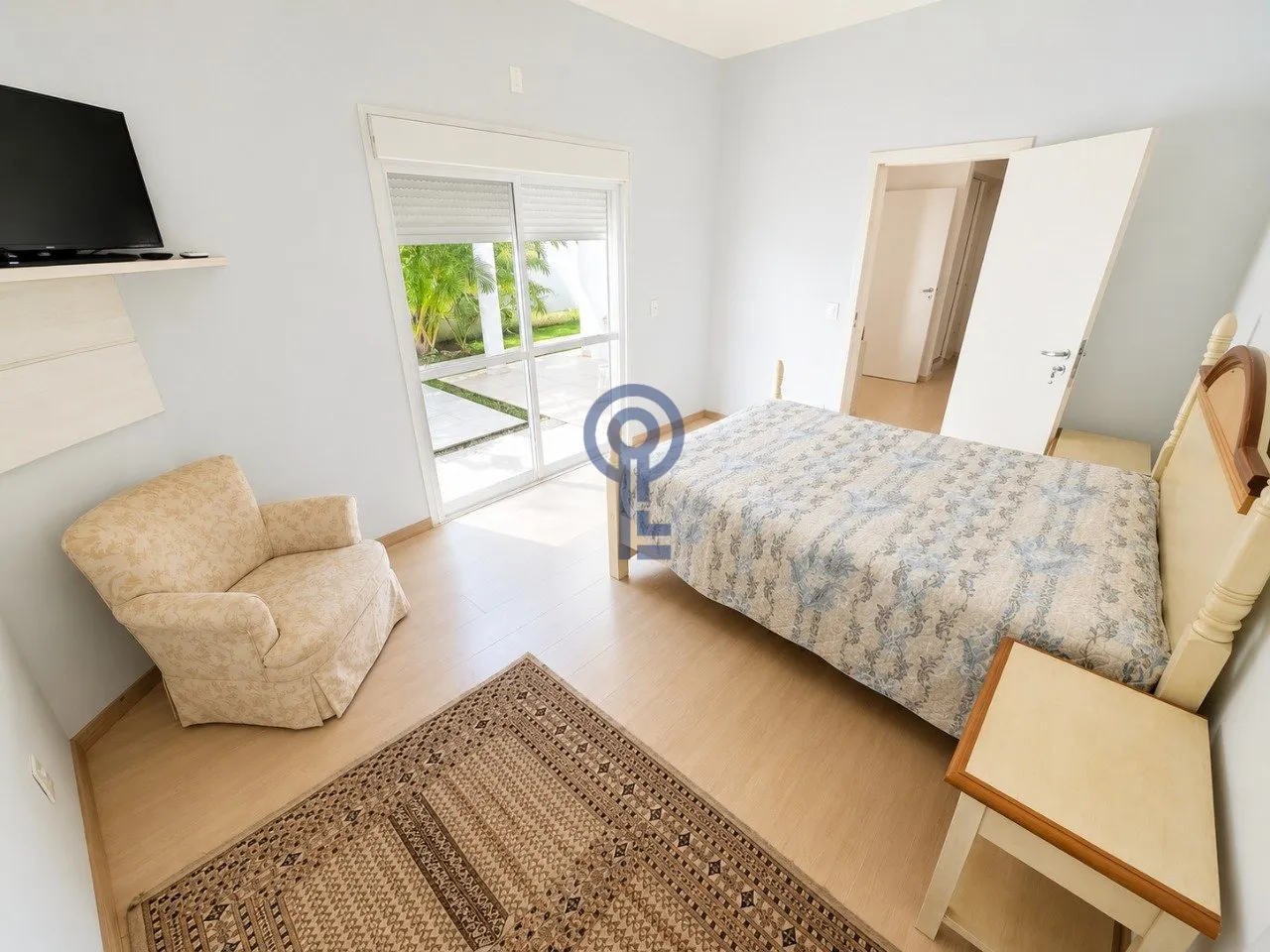 3-bedroom house with a bathtub — photo 3