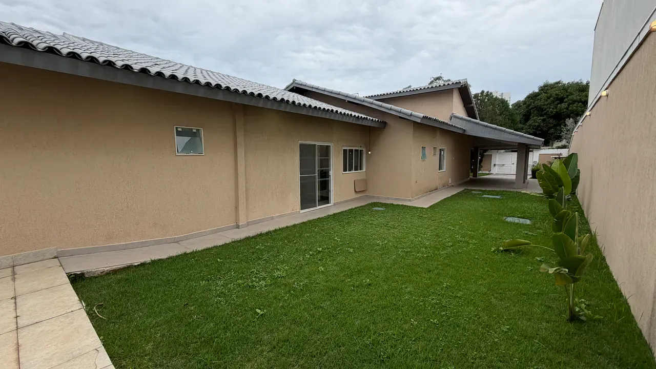 Single-story house with a private garden and 4 bedrooms — photo 26