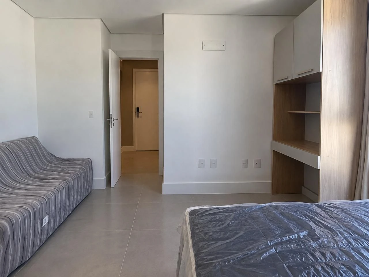 Apartamento com 1 dormitório e cozinha compacta com forno — photo 2