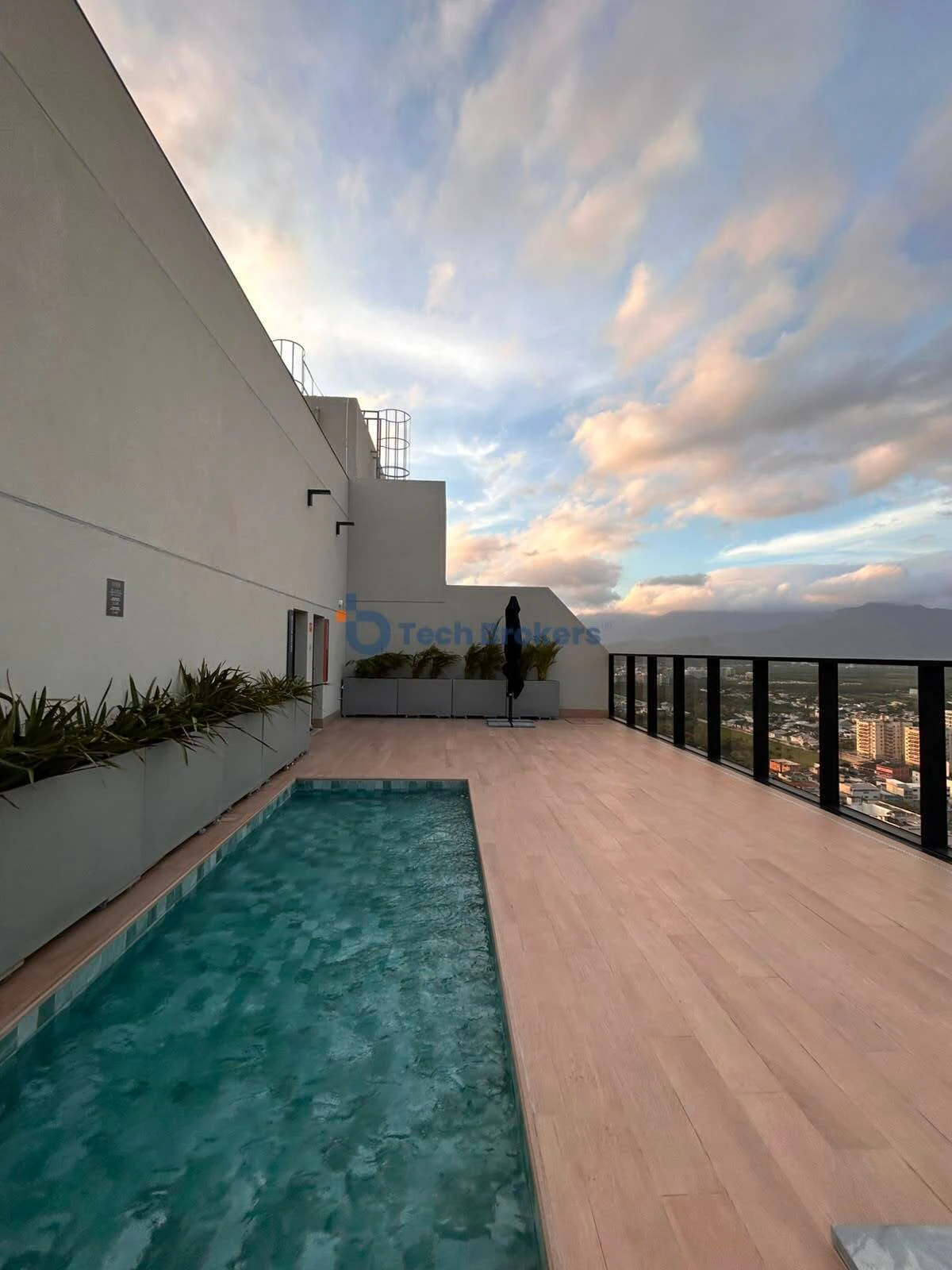 2-bedroom apartment with a glass-enclosed balcony — photo 13