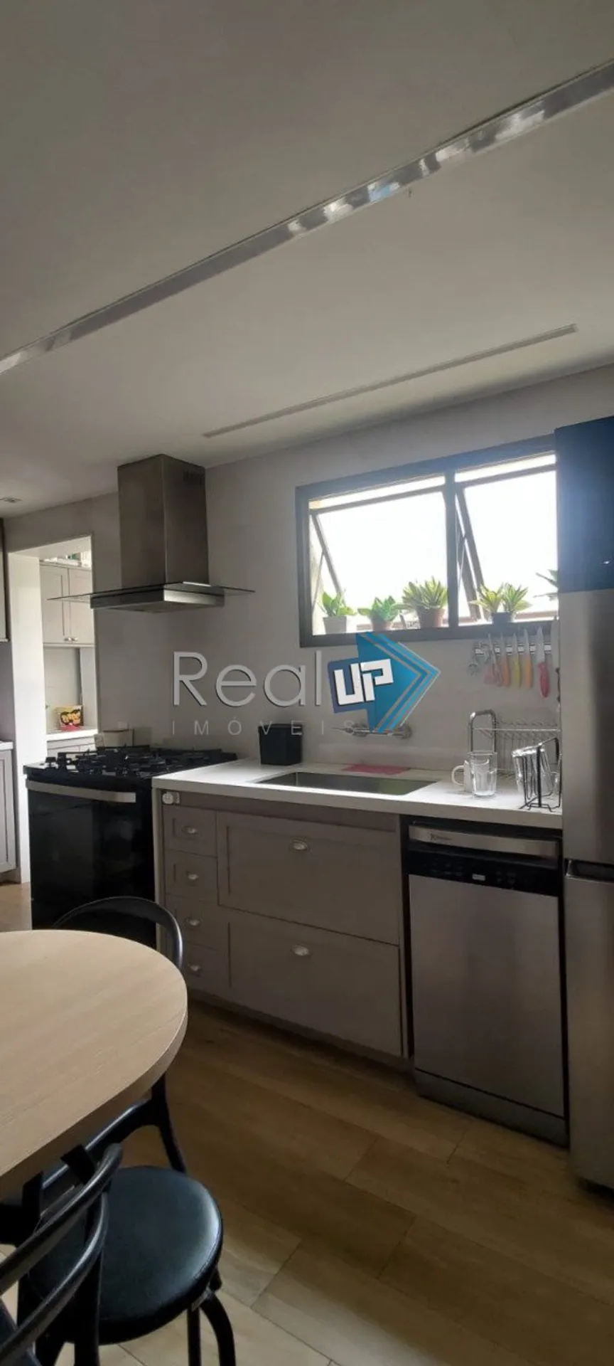 Unfurnished apartment with 3 bedrooms and a glazed balcony — photo 47