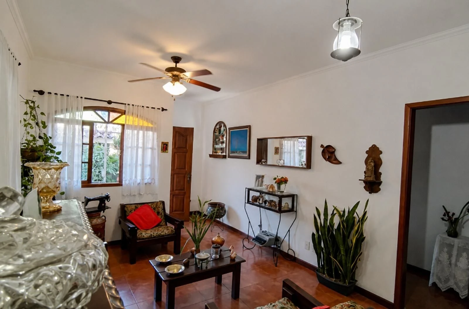 4-bedroom house, 1 with its own bathroom, 298 m²